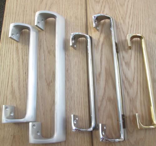 Cranked oval grip door - 1,